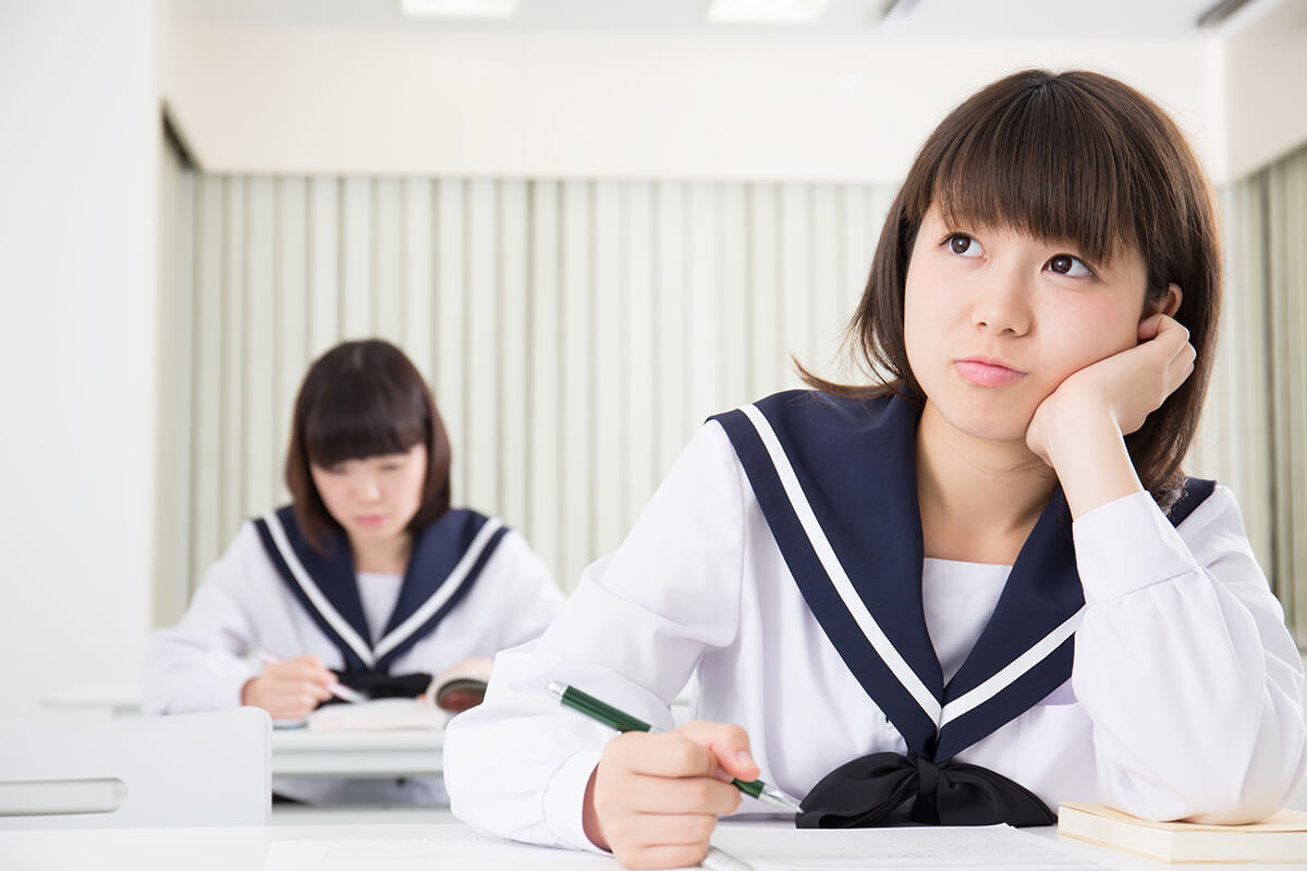 学習中の女生徒たち