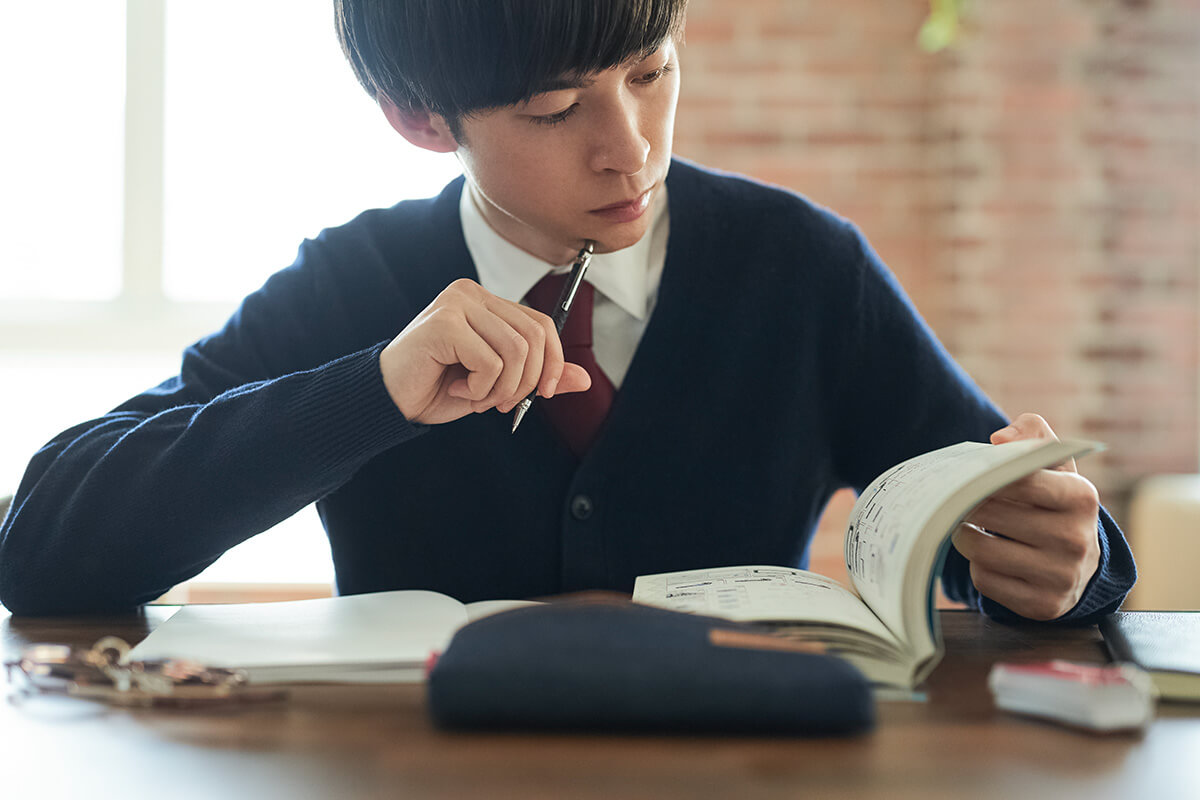 学習中の男子生徒