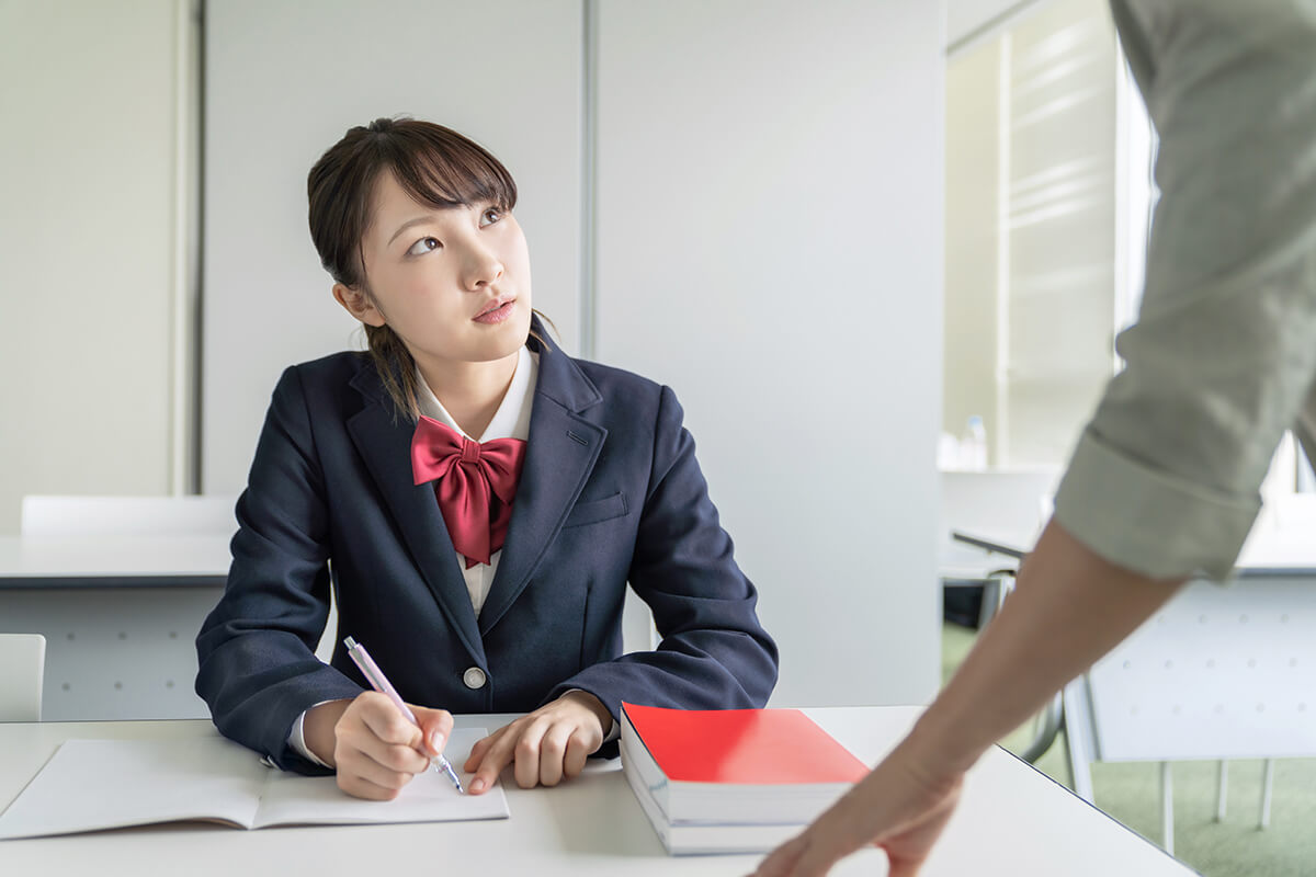 学習中の女子生徒