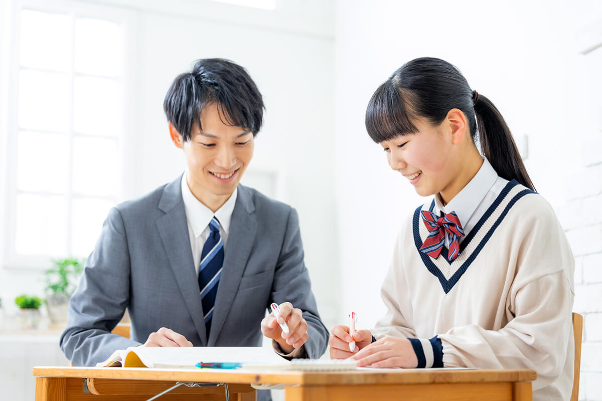 学習中の生徒と先生